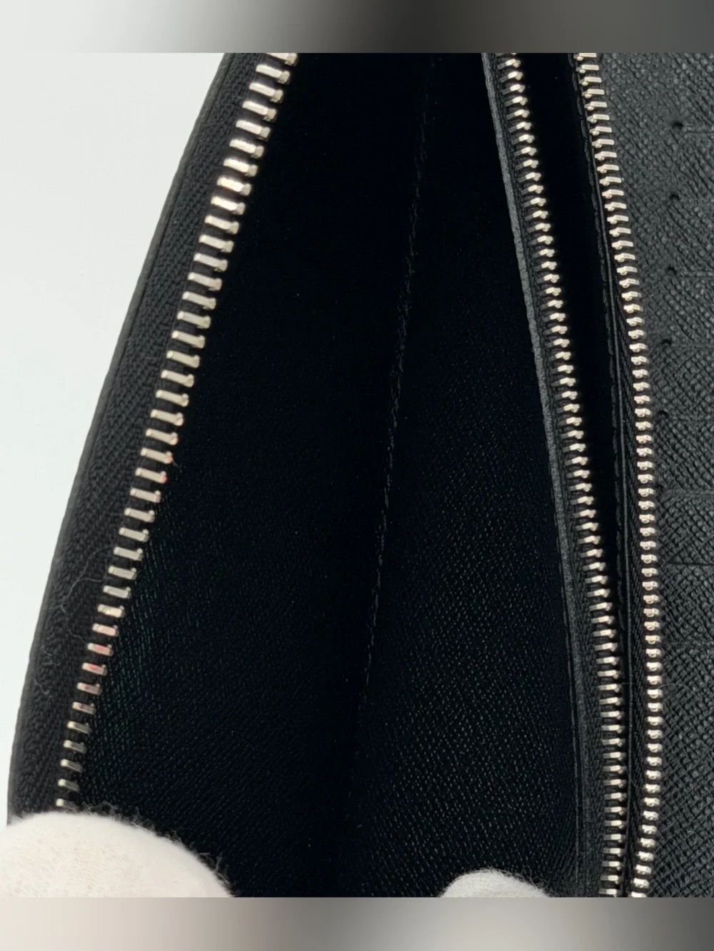 Unisex Louis Vuitton Damier Graphite Zip-Around Wallet in Excellent Condition!🩶 - Picture 7 of 16